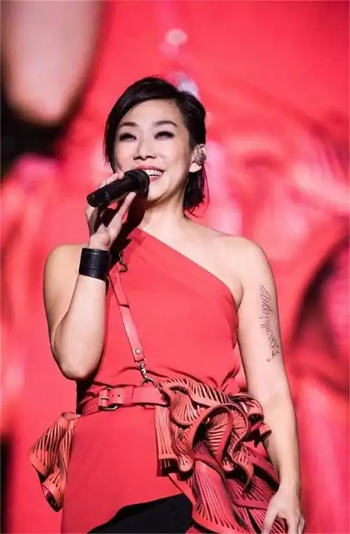 林忆莲难逃中年发福,身穿红色斜肩连衣裙出镜,整个人胖了2个码