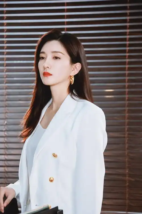 江疏影超话#许婕的职场法则#西装是许婕在职场里必不可少的装备,一组