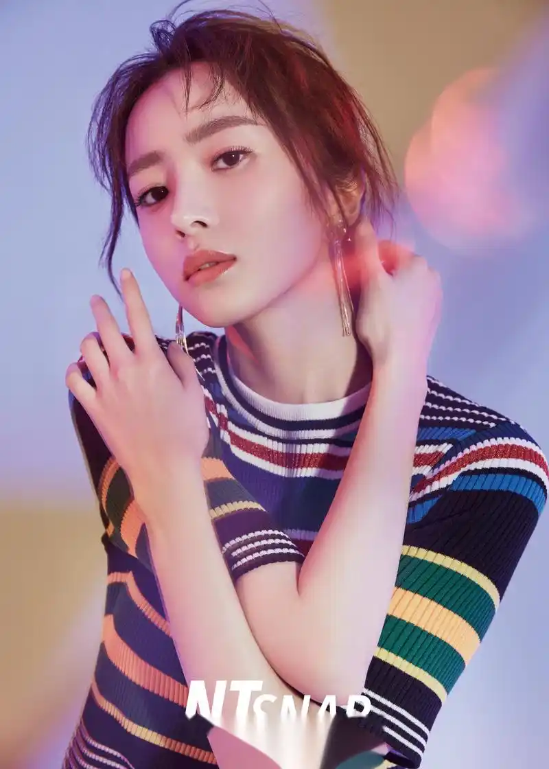 近日,胡冰卿 曝光一组最新时尚大片,灵气的容颜碰撞绚烂的色彩,样样不