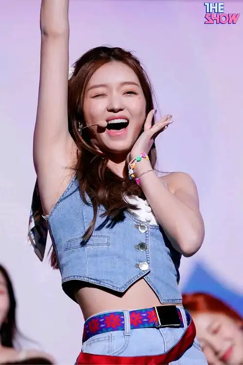 女爱豆好敢说被恶评的ohmygirl成员yooa直播回应整容减肥打针