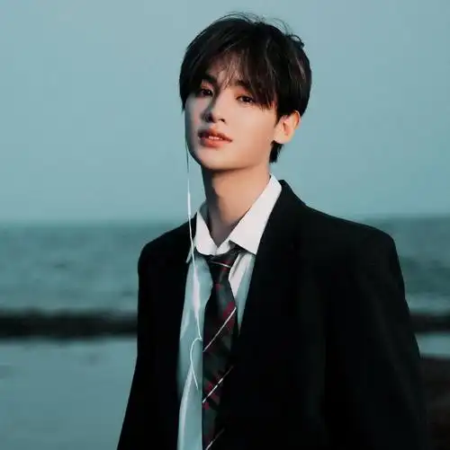 黄明昊海边学院风写真