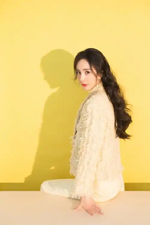 杨幂超话@杨幂受邀参加《启航2021——中央广播电视总台跨年盛典》,和