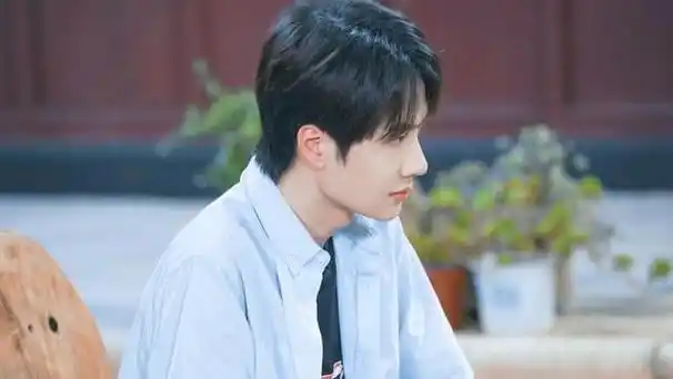 王一博因面试电影剧而剃光头发,然而未能入选,只好佩戴假发出席相关