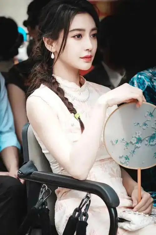 angelababy旗袍造型演绎民国大小姐的甜美风采