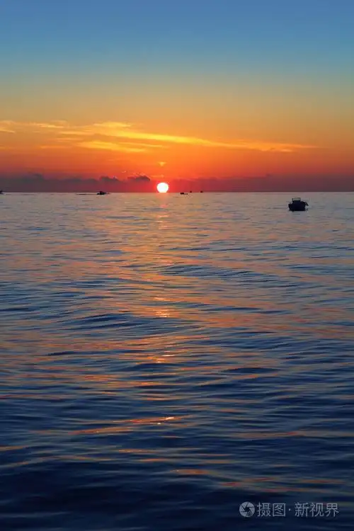海景日出第一次的太阳橙色蓝色的大海