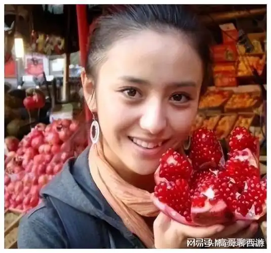 在电影《超时空同居》里,佟丽娅虽然没有"星相";不仅黑眼圈重的和熊猫