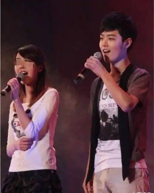 继大学时"黑料"被扒后,肖战更多生活照曝光,长相十分青涩