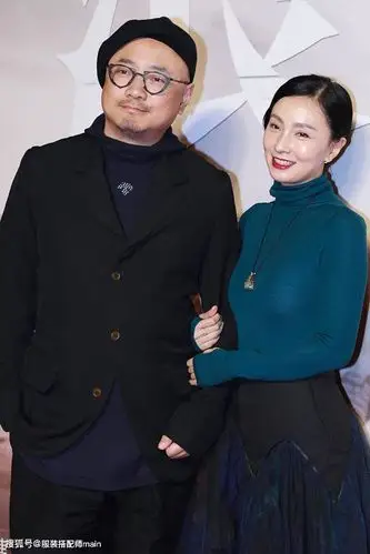 原创陶虹和老公走红毯,48岁容貌身材仍在线,徐峥大头戴贝雷帽好可爱