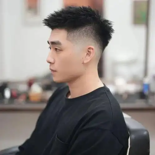 的男生,脸部已经长开了,再剪一款合适的发型,能够让自己变得更加帅气