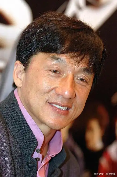 "陈港生与房仕龙:探究成龙在演艺生涯中的两重身份"