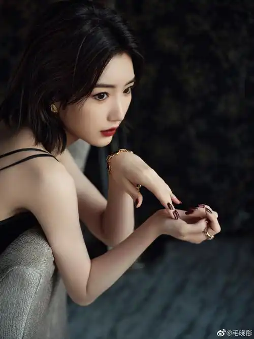 毛晓彤黑色吊带露背连体裤造型##毛晓彤黑丝绒露背套装造型##毛晓