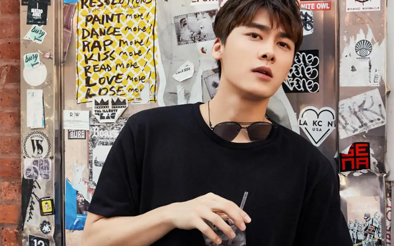 桌面壁纸 明星图片 > 正文   本文 最新李易峰时尚街拍壁纸_超迷人的