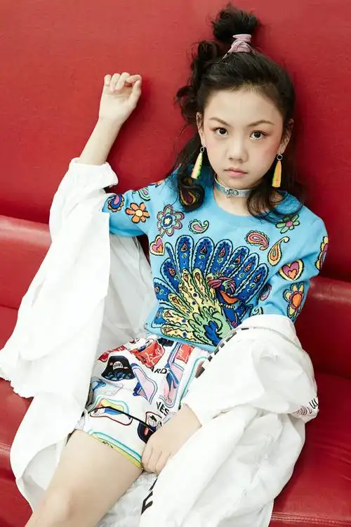 五月封面大片|王晰乐带你窥探演技派少女的摩登之事