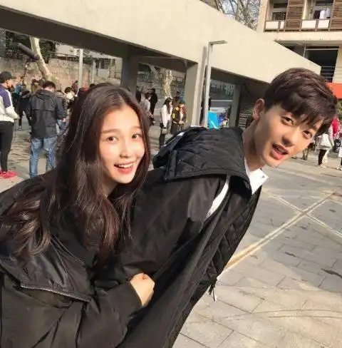 虞书欣再次被送上热搜,被疑蹭蔡徐坤热度,工作室行为引不满_网易订阅