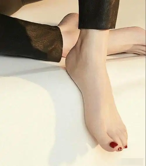 不仅肤白腿长 更是有一双美脚!娱乐圈女神戚薇!