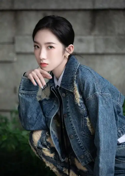 ifeng星相仪#孟美岐超话今日品牌活动造型,磨毛牛仔套装搭配白衬衫黑