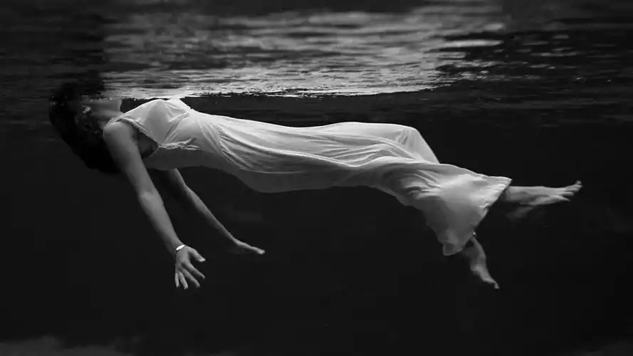 黑白照片唯美海底美女桌面壁纸高清大图预览1920x1080_美女壁纸下载