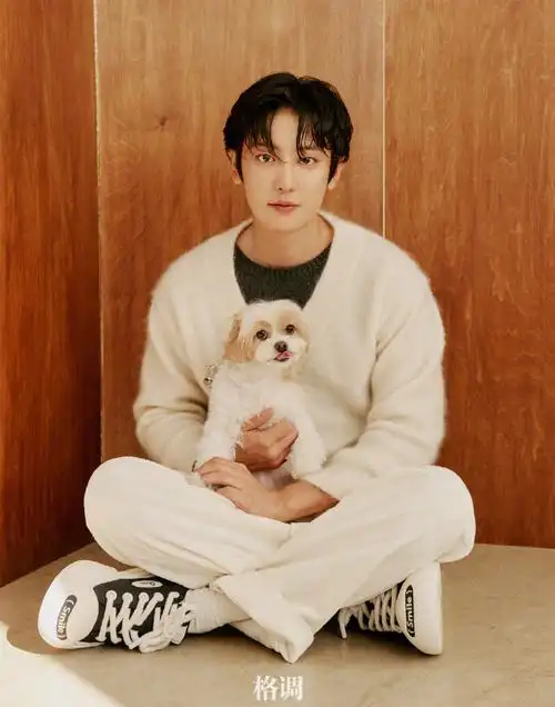 朴灿烈和宠物合拍中国封面