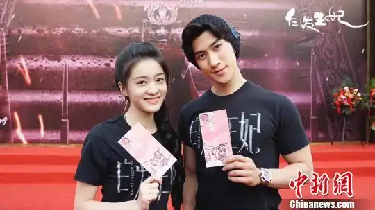 图为:演员张雪迎(左)和李治廷(右)合影. 片方供图