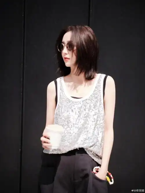 佟丽娅晒夏日都市风随拍 墨镜短发飒爽精致