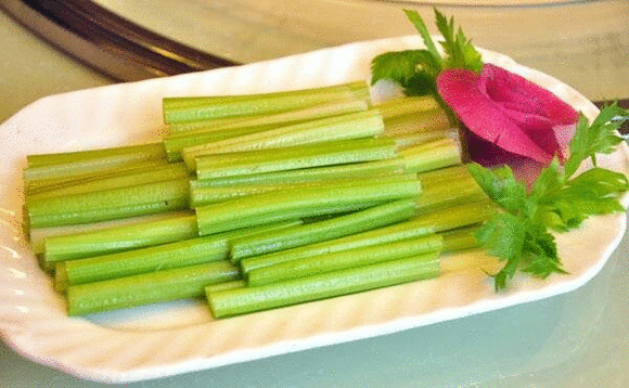 芹菜——2元/把(250克左右)