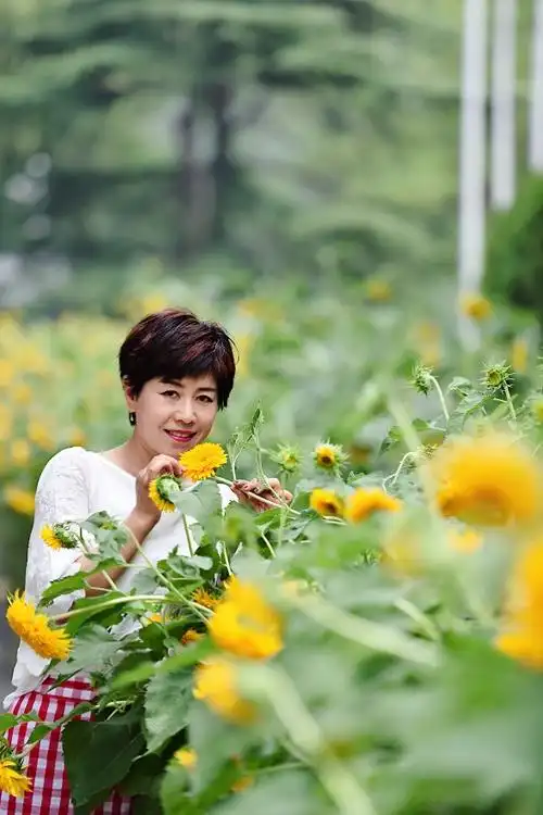 微笑拥抱每一天,做像向日葵般温暖的女子