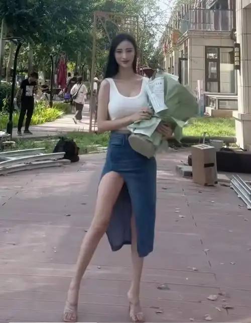 吴春怡|演员吴春怡晒杀青照,穿高叉裙大秀好身材,美腿白皙修长太好看