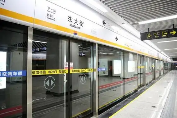 郑州地铁2号线试乘体验 美女老外直播引围观