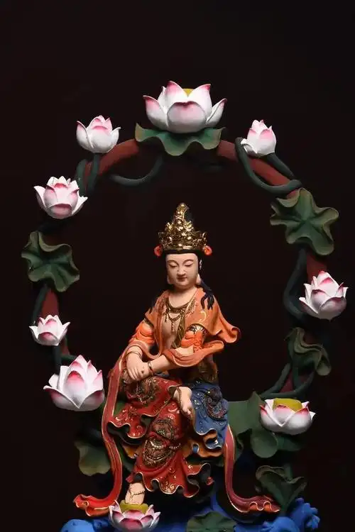 其香樟木整料全实心雕刻,后古法彩绘加持,菩萨精雕细琢,立体感十足