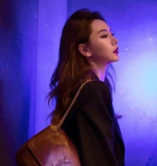 戚薇解锁西装新穿法,深v内搭配高腰紧身裤,一抹红唇女人味十足