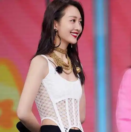 40岁王鸥青春气息十足,身穿白色梳妆台,身材惊人_表演_女性_观众