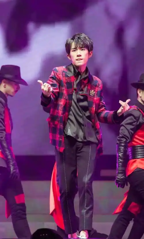 易烊千玺四周年舞蹈