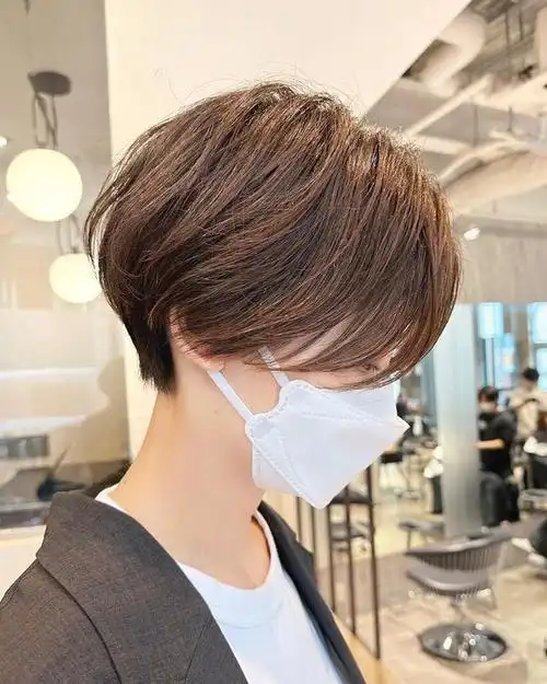 在本文中,我们将探讨四种热门发型:层次短碎发