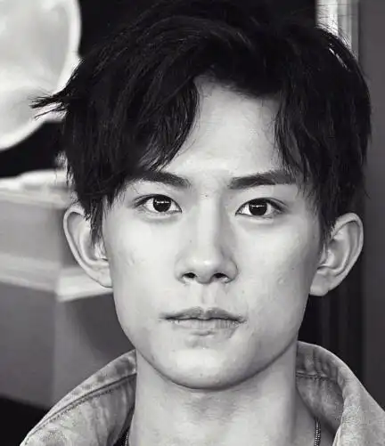 易烊千玺脸部大特写虽然有痘坑但还是很惊艳