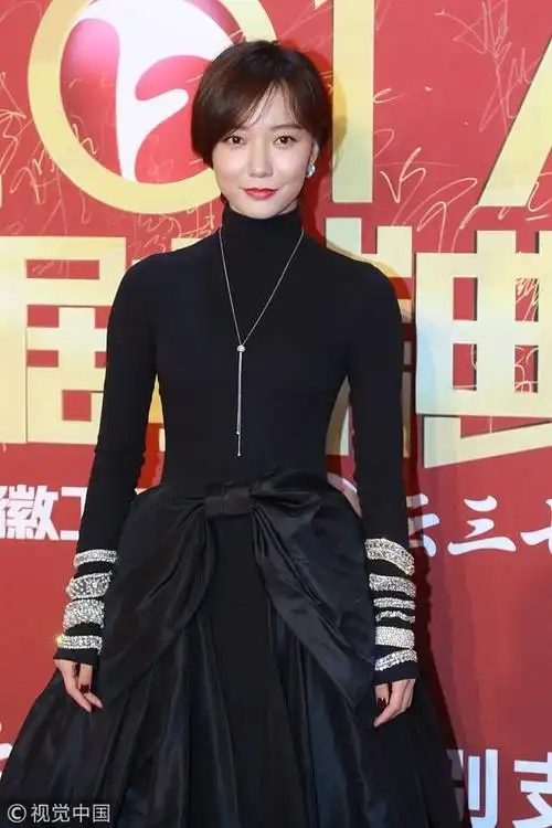 王珞丹拖地裙摆出席国剧盛典红毯 女神范十足