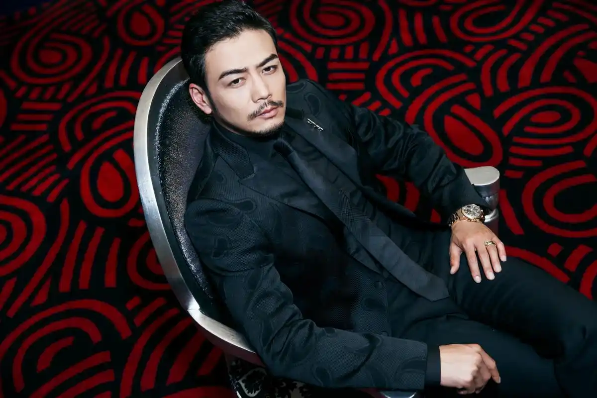 杨烁西装革履优雅精致且霸气侧漏返回搜狐,查看更多