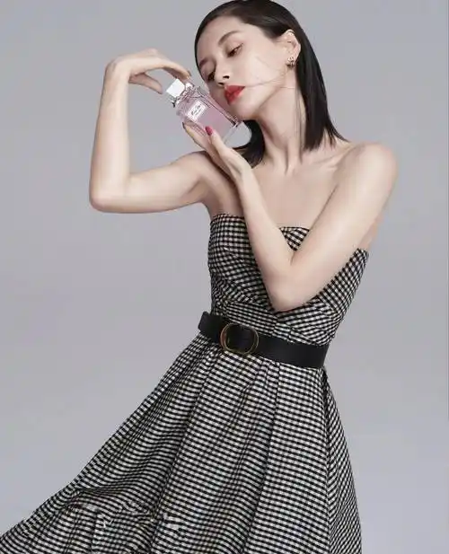 王子文小个子穿出大气场,抹身材格子裙时尚复古,皮肤状态好到炸_设计
