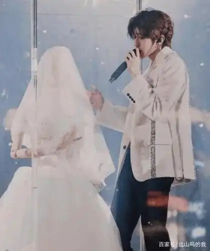 蔡徐坤"结婚照"传闻甚嚣尘上,白色西装的小腿更亮