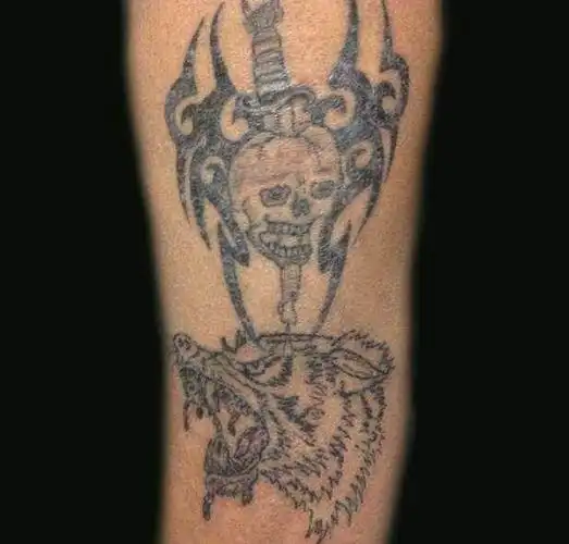 很多人为了省钱而选择价格低廉的纹身店,这样的纹身店蕴藏着许多危机