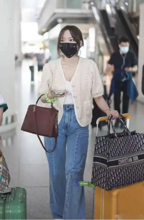 程潇在机场又被路拍小吊带配黄色小香风外套大片锁骨精致诱人