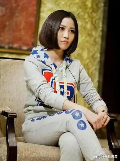 姚贝娜大学毕业后,便获邀出演首部中国大型音乐剧《金沙》.