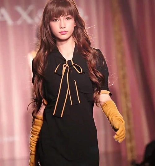 杨颖11年前走秀照曝光混血感满满像极了洋娃娃眼神气场强大