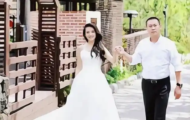 央视才女管彤26岁进央视41岁结婚如今53岁仍被宠上了天