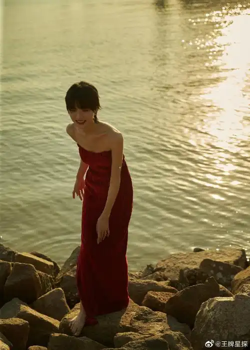 张婉清红丝绒吊带裙