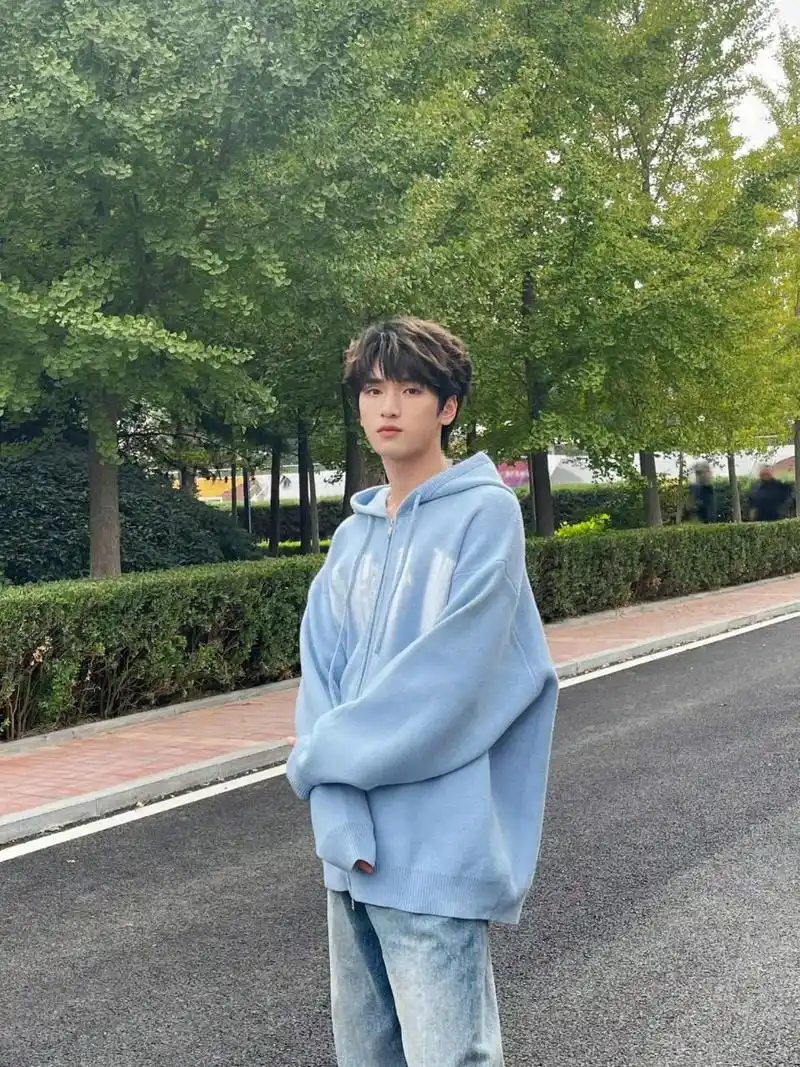 严浩翔爱看帅哥的秋日穿搭 严浩翔最新随拍穿搭