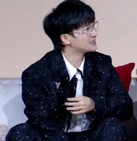 周深又戴金丝眼镜了