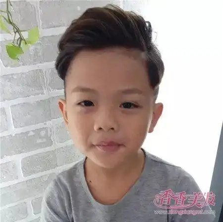 男儿童偏分短发发型现在的小孩子风格多变,大气的发型也可以轻易驾驭
