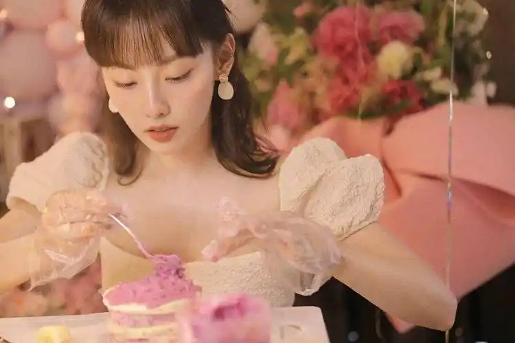 张嘉倪工作室发布生日写真穿泡泡袖粉裙蛋糕前许愿