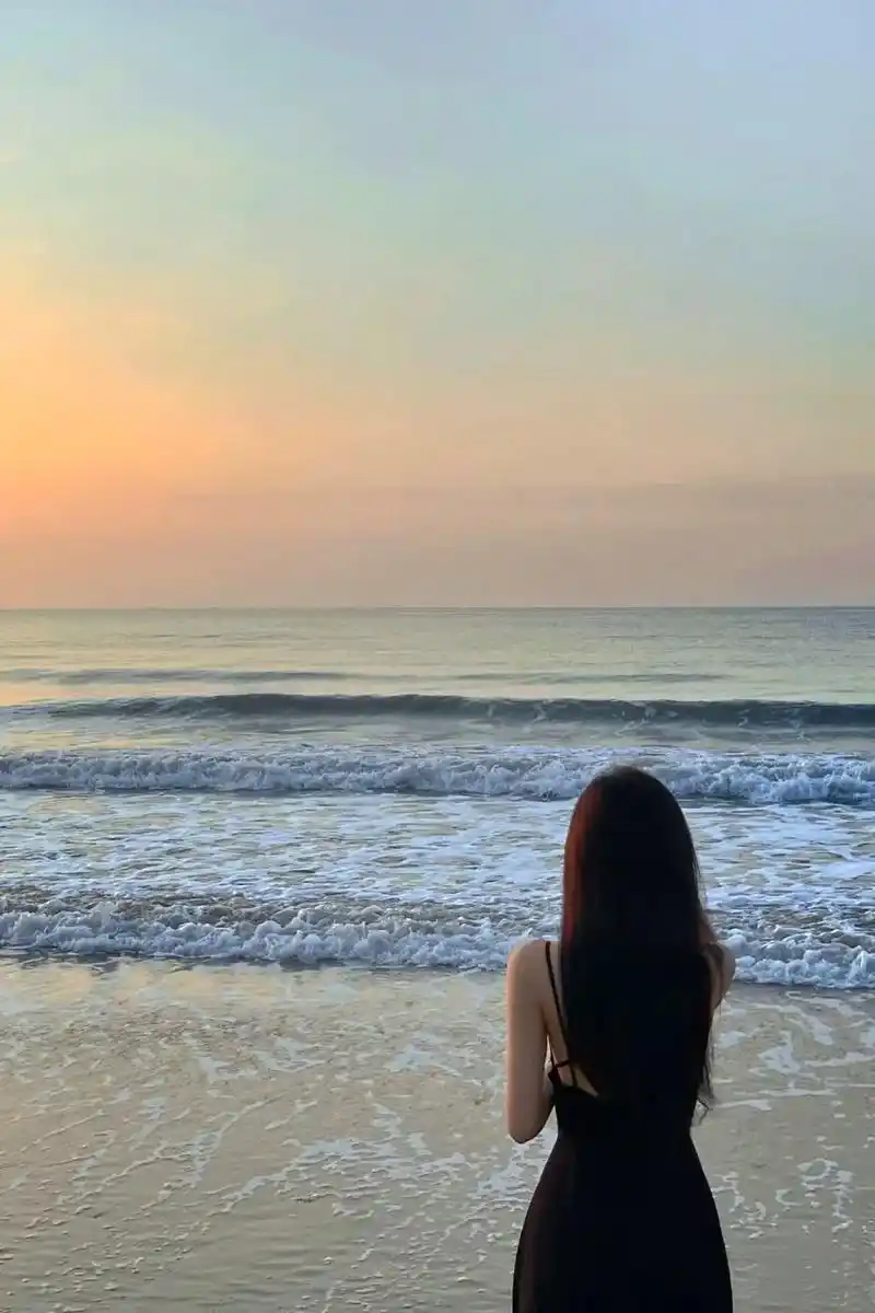 夕阳下的背影 #海边 你记得她,她就会一直在. - 抖音