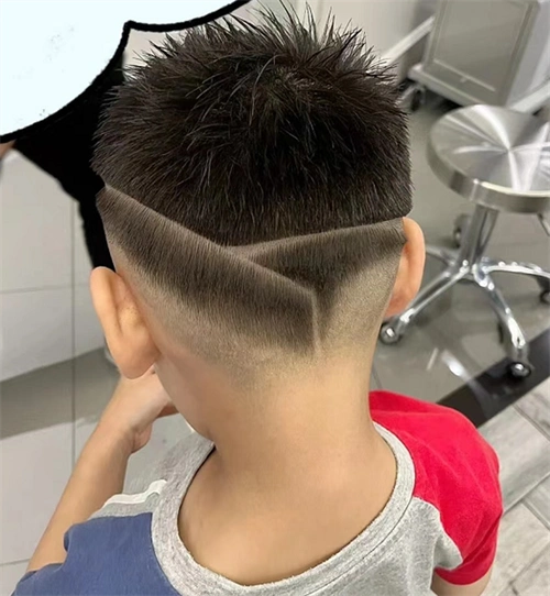 男童发型流行趋势 铲青雕刻yyds_儿童发型 - 美发站